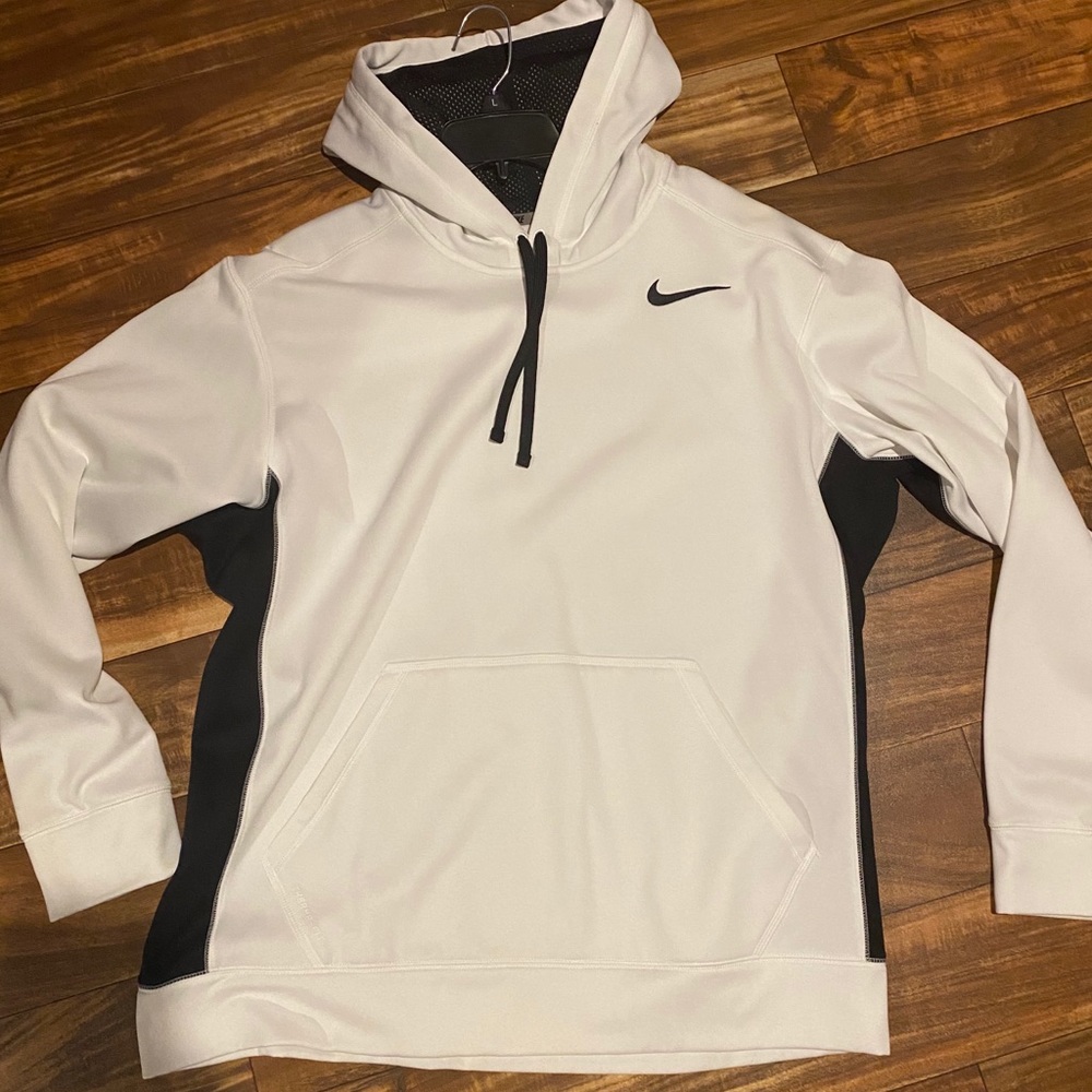 Like brand new! White Nike hoodie therma fit